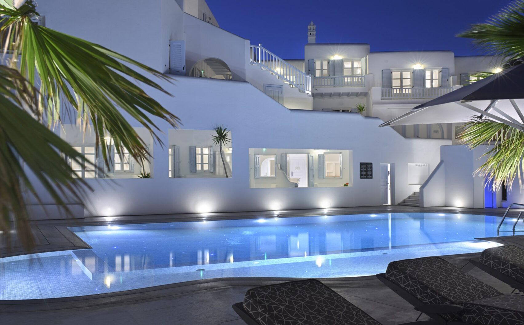 Piscine de l'hôtel Petinos Beach 4étoiles sur l'île de Mykonos dans les Cyclades en Grèce