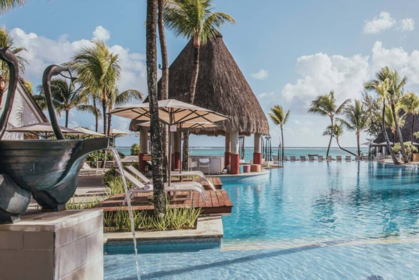 Piscine frontale de l'hôtel Ambre à Palmar sur l'île Maurice dans l'Océan Indien