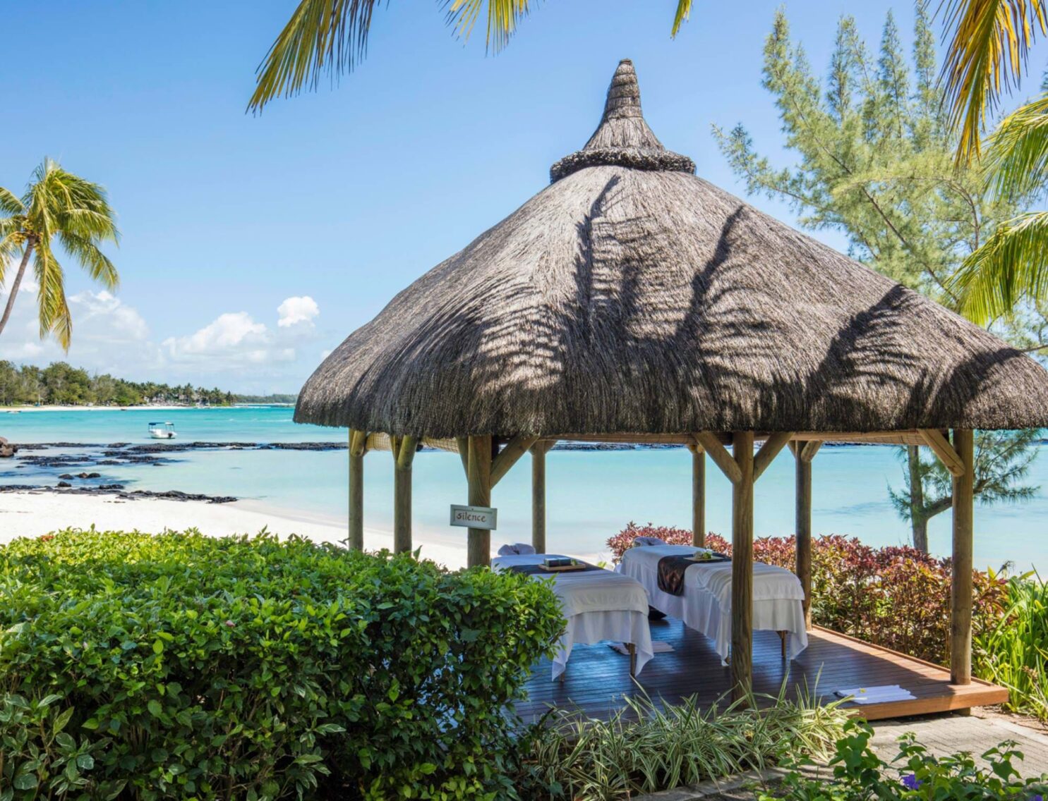 Spa kiosk à la plage de l'hôtel Ambre quatre étoiles adultes only à Palmar île Maurice dans l'Océan Indien