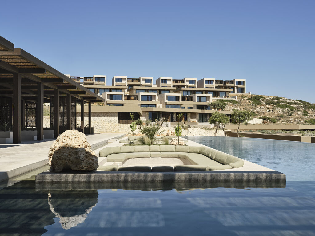 Vue sur l'hôtel et la piscine hors bord de Crète depuis une suite de l'hôtel JW Marriott Crète Resort & Spa située sur la péninsule de Akrotiri à Marathi en Crète en Grèce