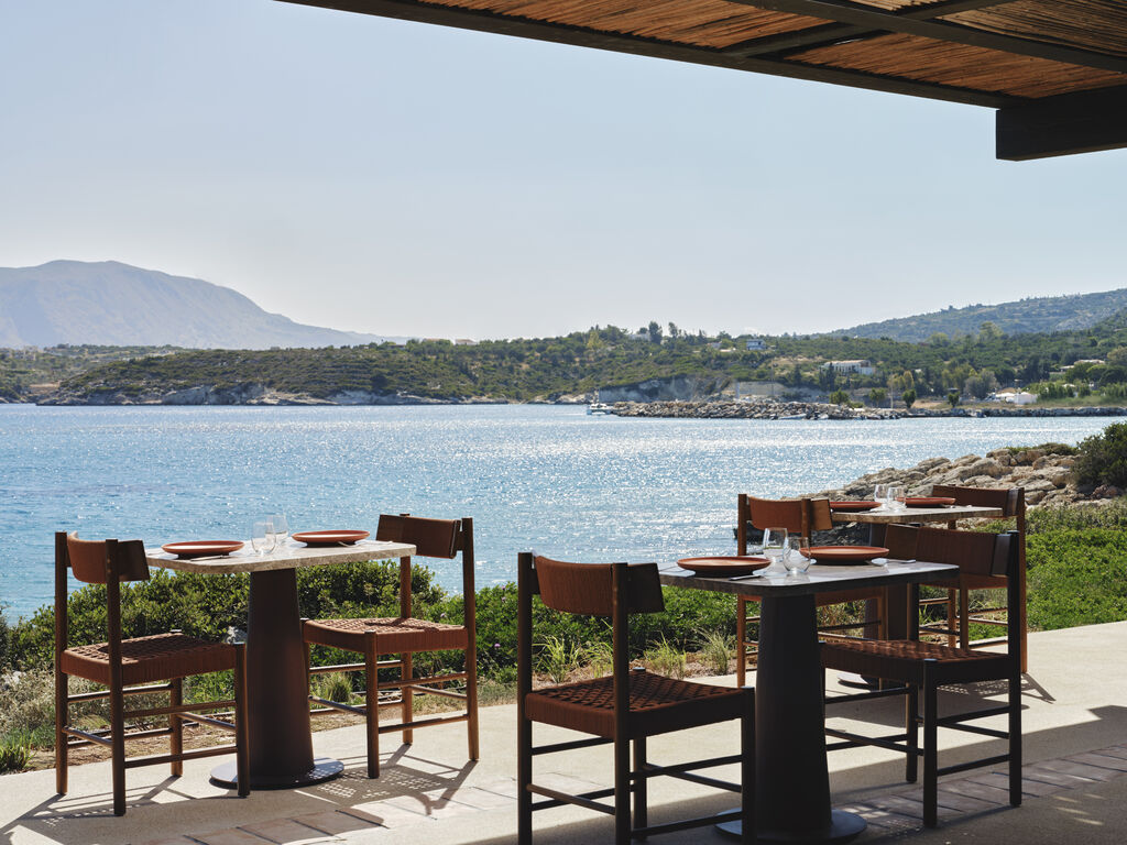 Restaurant à l'extérieur face à la mer de l'hôtel JW Marriott Crète Resort & Spa située sur la péninsule de Akrotiri à Marathi en Crète en Grèce