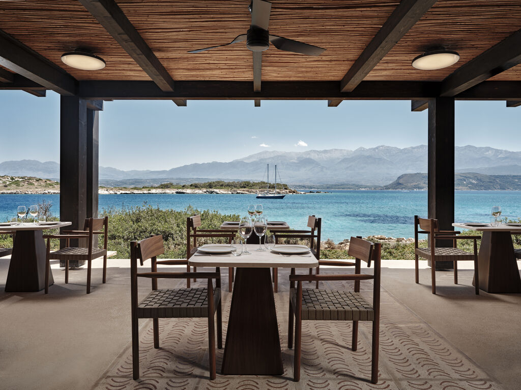 Salle de Restaurant à couvert face à la mer de l'hôtel JW Marriott Crète Resort & Spa située sur la péninsule de Akrotiri à Marathi en Crète en Grèce