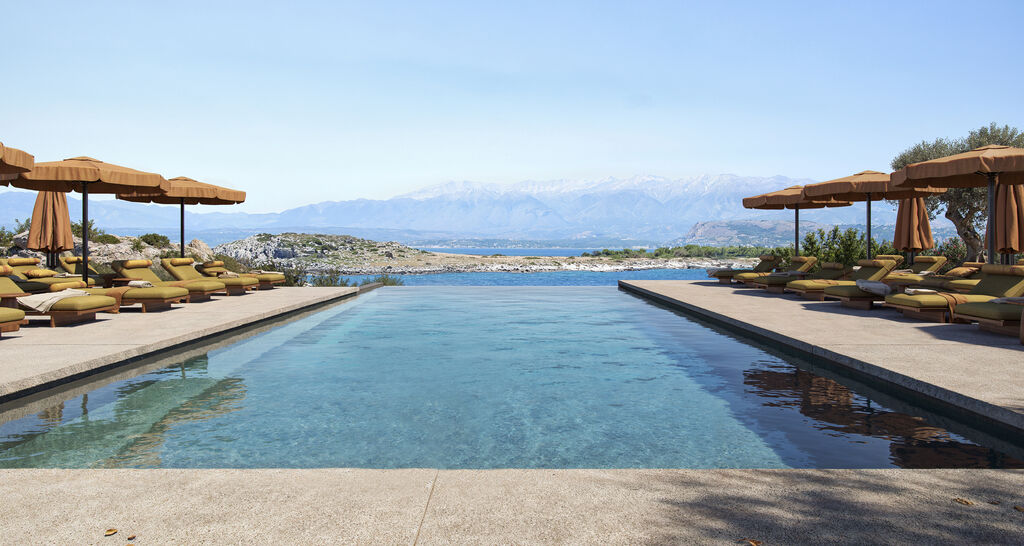 Vue sur la piscine principale et la mer de Crète depuis une suite de l'hôtel JW Marriott Crète Resort & Spa située sur la péninsule de Akrotiri à Marathi en Crète