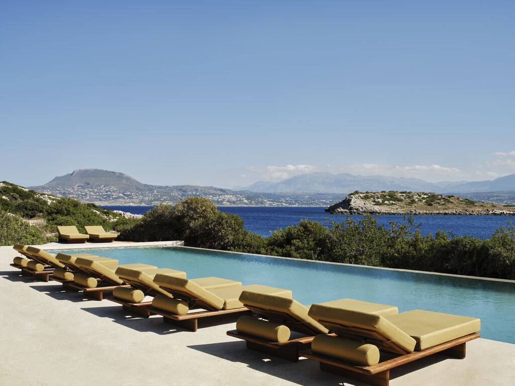Vue sur la piscine principale et la mer de Crète depuis une suite de l'hôtel JW Marriott Crète Resort & Spa située sur la péninsule de Akrotiri à Marathi en Crète