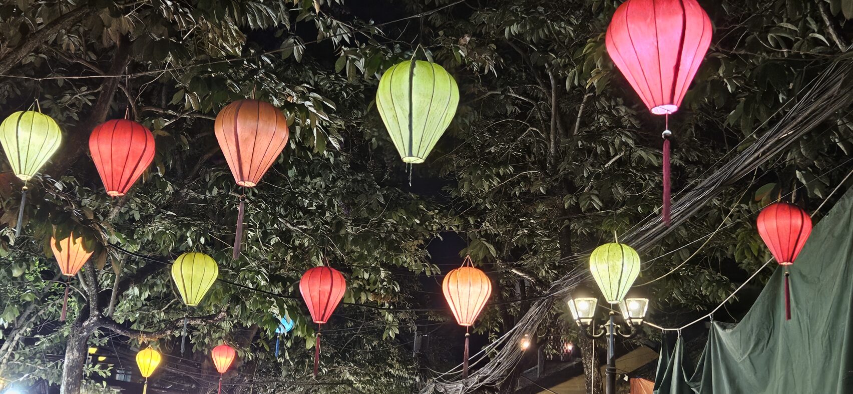 ville de Hoi An et ces lampions attraction du soir sur le canal illuminé par les bateaux et les lampions