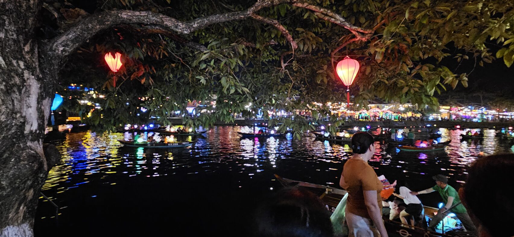 ville de Hoi An et ces lampions attraction du soir sur le canal illuminé par les bateaux et les lampions