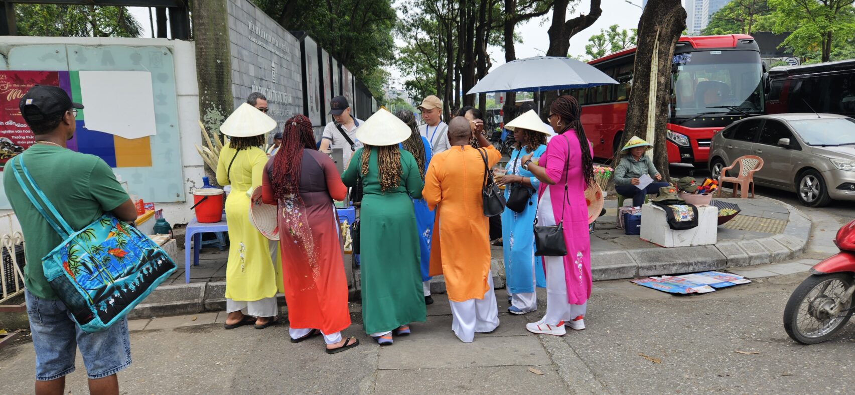 Dans les rue de Hanoï Vietnam femmes devant un marchant ambulant