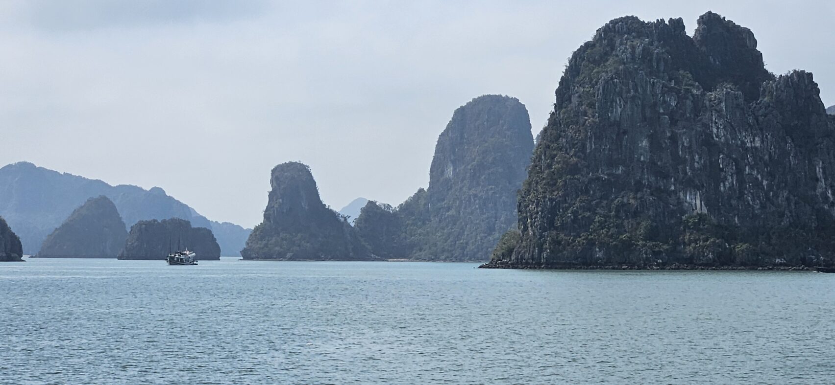 une journée magnifique sur la Baie d’Halong en passant la nuit sur une jonque supérieure 4★