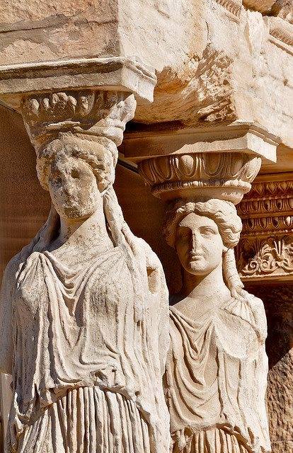 Les cariatides qui se trouvent sur l'Acropole d'Athènes site archéologique qui surplombe la ville la plus importante de Grèce