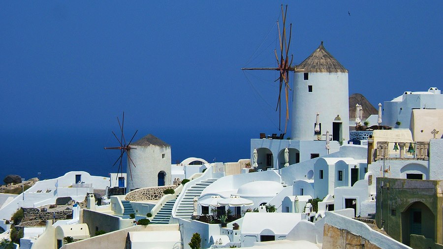 Moulin sur l'île de Santorin dans les îles Cyclades en Grèce en mer Egée
