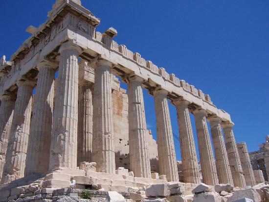 Le Parthénon ou l'Acropole qui surplombe la ville d'Athènes capitale en Grèce