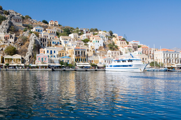 Port de l'île Symi dans les îles du Dodécanèse en Grèce