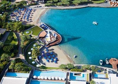 Vue panoramique des 2 plages de sables de l'hôtel Elounda Bay Palace en Crète
