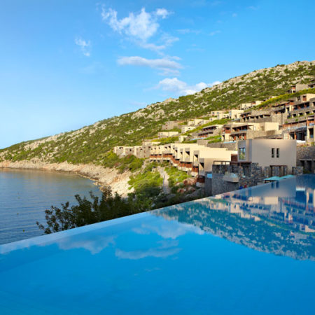 Piscine a débordement hôtel Daios Cove Luxury Resort & Villas Crète