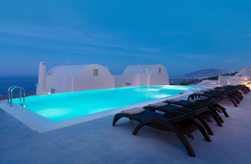 Piscine de l'hôtel Dome Resort Santorini