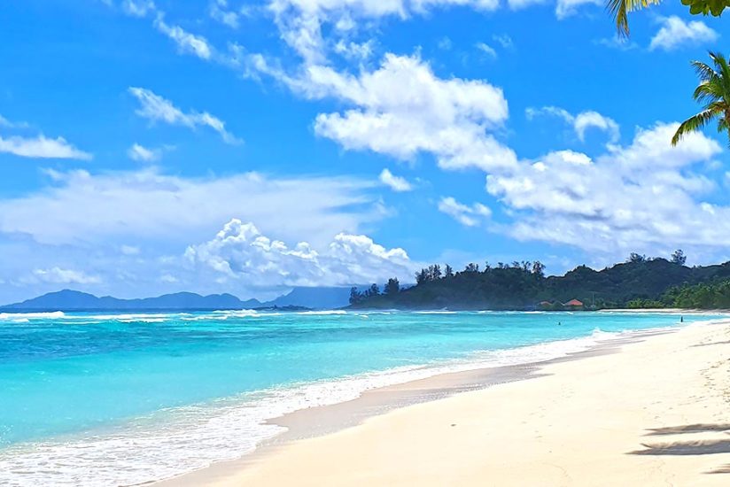 Vue d'une plage paradisiaque des Seychelles