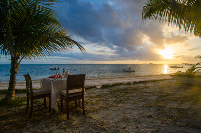 coucher de soleil sur la plage de l'ocean lodge hotel à praslin