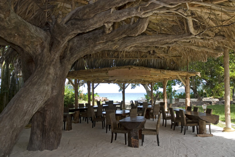 Bar & snack sous arbre du petit hotel de beau Vallon