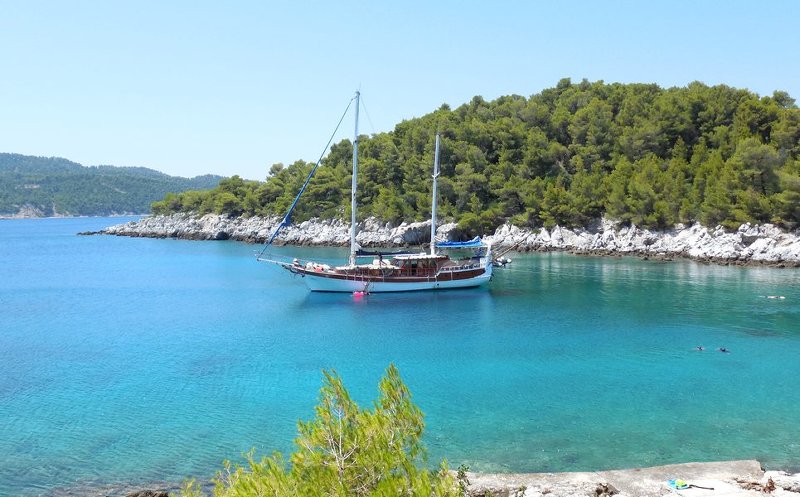 Croisière en goélette dans les îles Cyclades en Grèce dans la mer Egée
