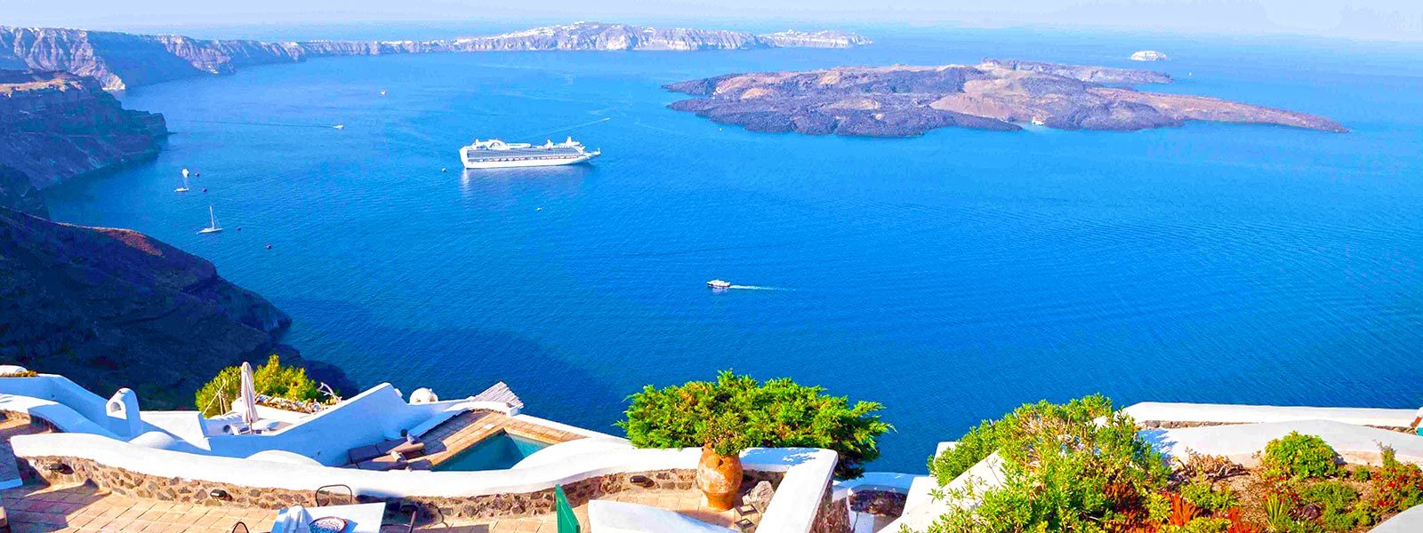 Vue panoramique de la caldeira de Santorin