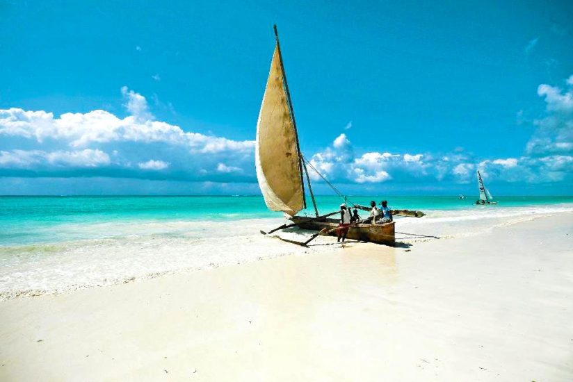 Zanzibar barque typique sur la plage