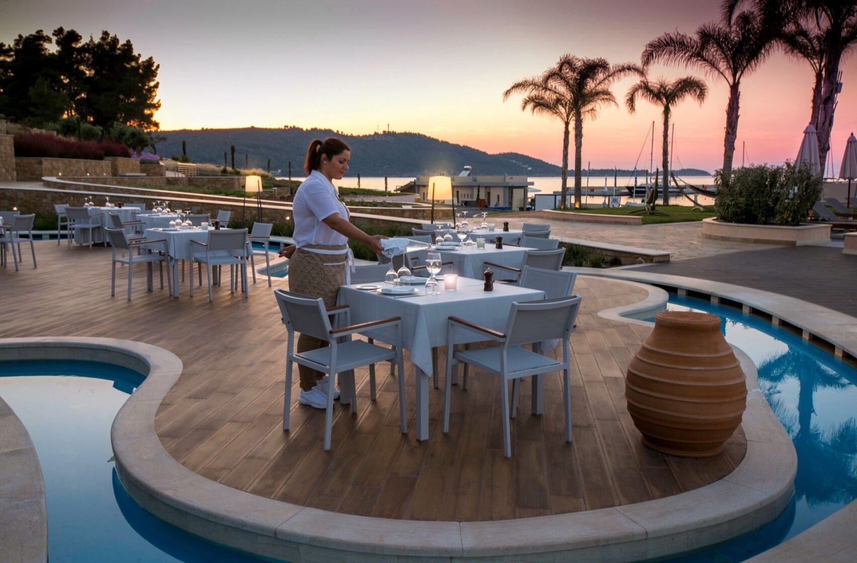 Restaurant extérieur de l'hôtel MIRAGGIO Thermal & Spa Resort 5étoiles dans la Péninsule de Chalcidique en Grèce du nord