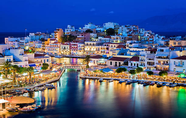 Agios Nikolaos ville pittoresque côtière située à l’est de la Crète, dans la baie de Mirabello