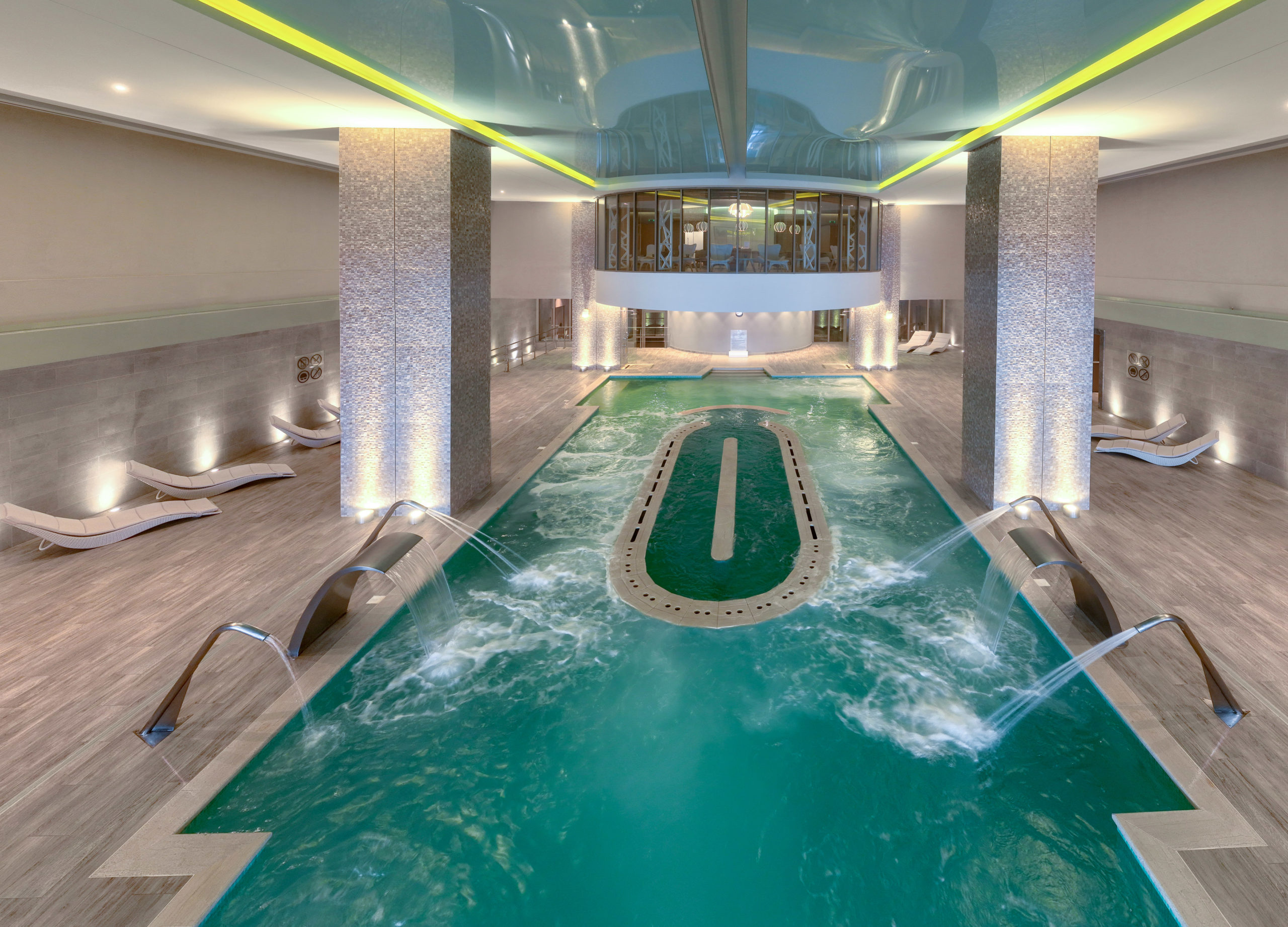 Spa et piscine intérieure de l'hôtel MIRAGGIO Thermal & Spa Resort 5étoiles dans la Péninsule de Chalcidique en Grèce du nord