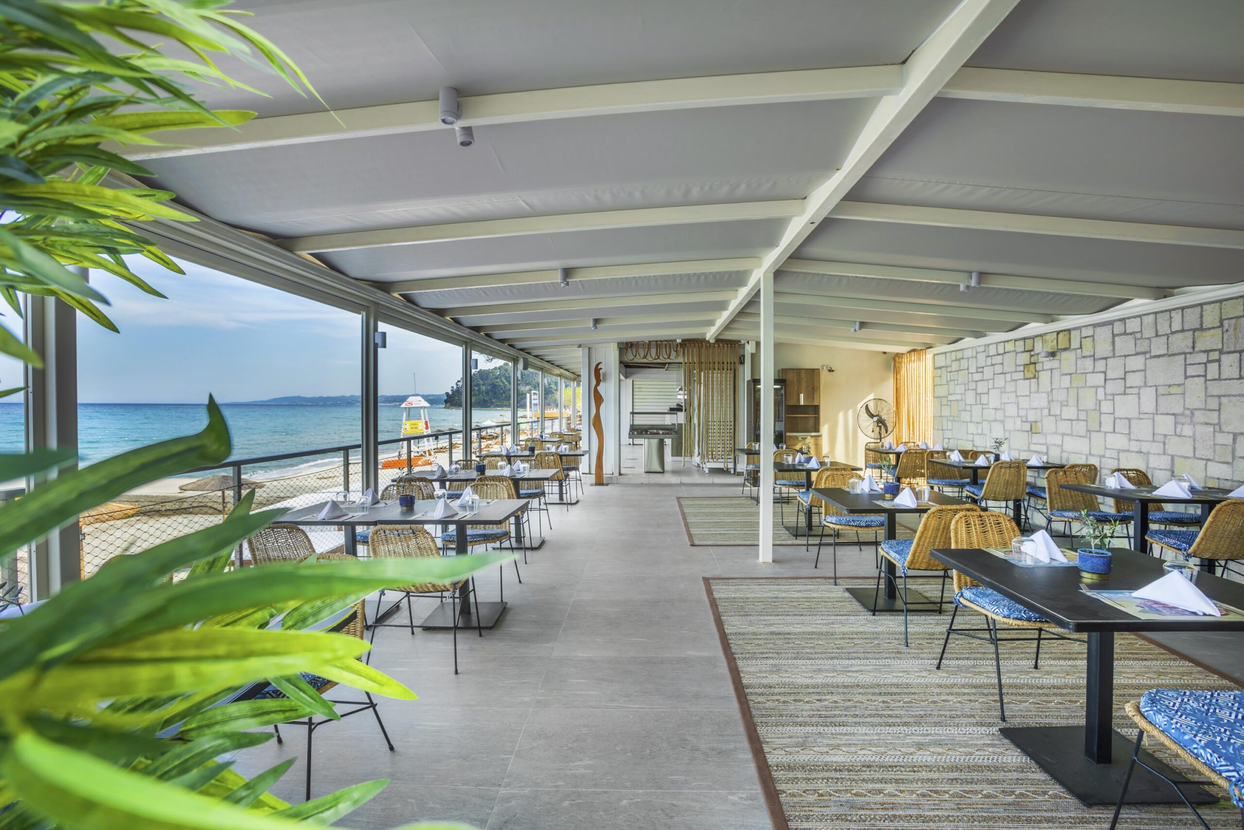 Restaurant de midi pour manger des snacks et des salades et des petits encas à Hôtel Ammon Zeus 5 étoiles situé sur la plage de Kallithea à Chalcidique en Grèce du nord