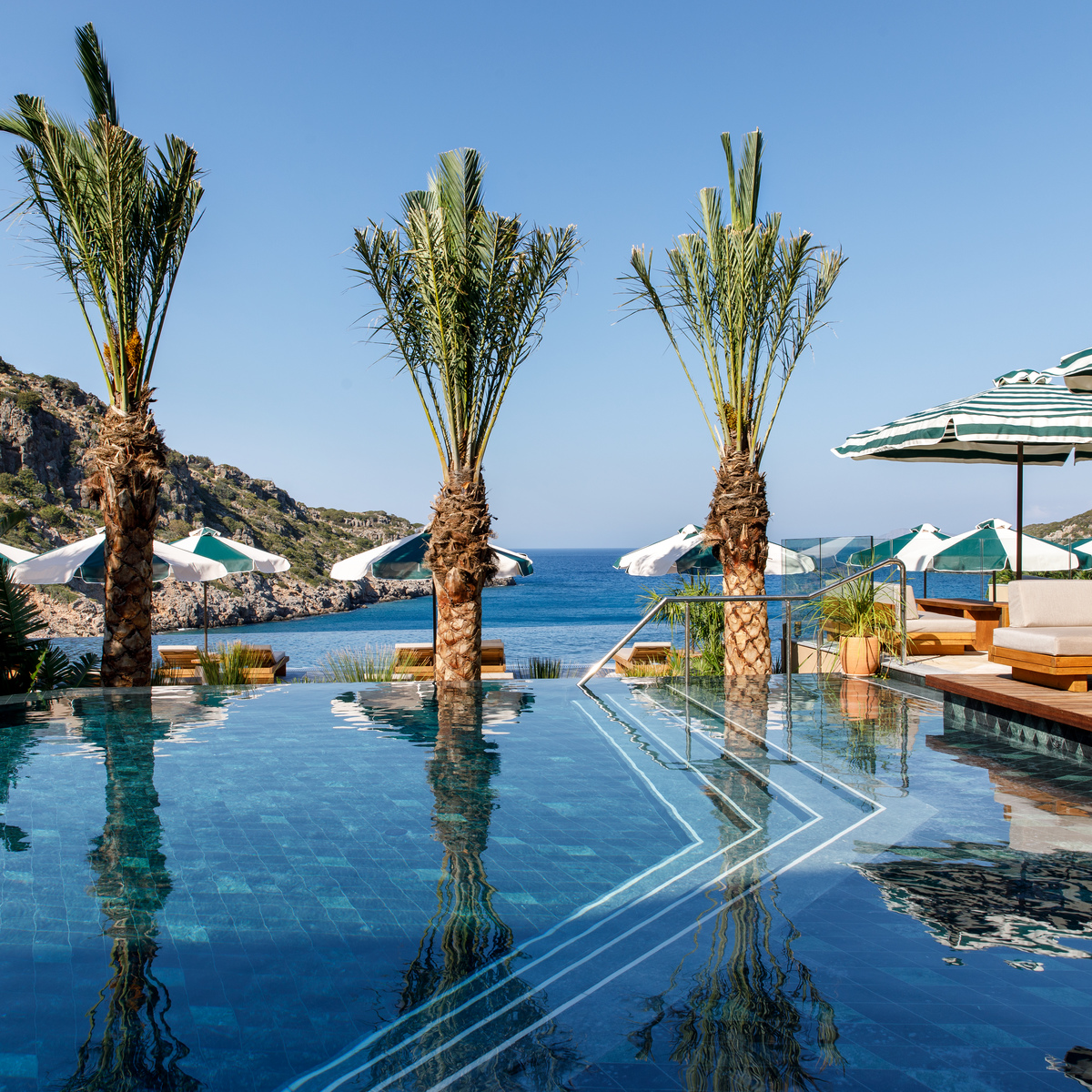 Piscine pour adultes avec vue sur la mer à l'hôtel Daios Cove Luxury Resort & Villas en Crète