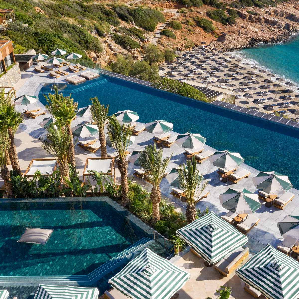 plage océan et piscine ainsi que la plage de l'hôtel Daios Cove Luxury Resort & Villas