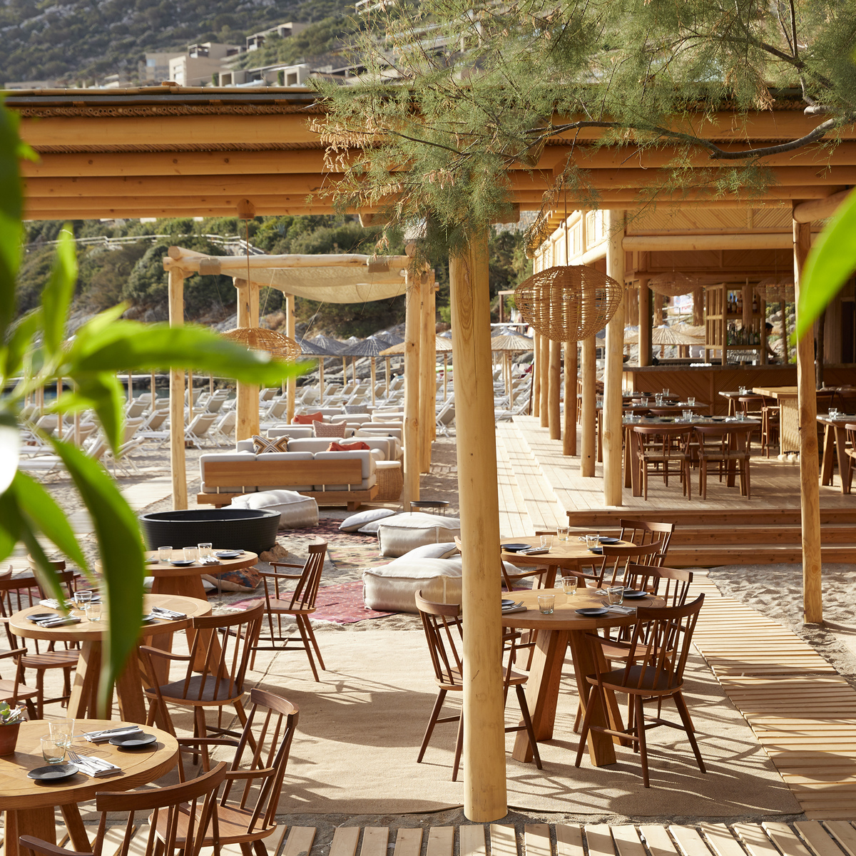 Restaurant de la plage utilisé la journée à l'hôtel Daios Cove Luxury Resort & Villas en Crète