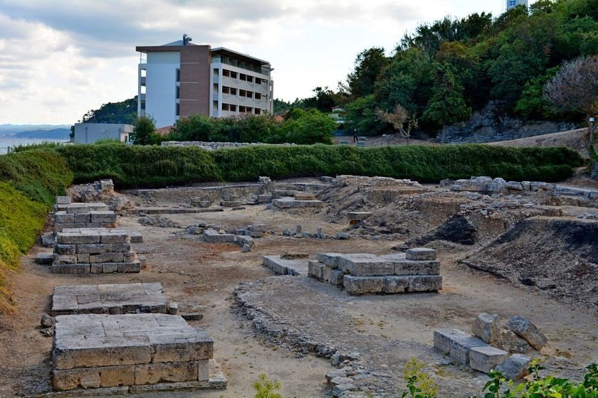 Site archéologique d'un temple au nom de Ammon Zeus d'ou le nom de votre hôtel situé à Kallithea en Chalcidique en Grèce du nord.