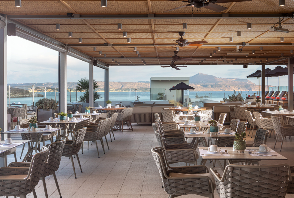 Jardin et Restaurant sur le toit de l'hôtel Almyrida Residence 5étoiles à Almyrida en Crète du nord ouest
