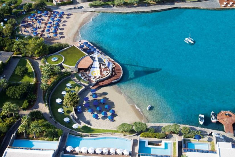 Hôtel Elounda Bay Palace 5étoiles vue panoramique de la plage situé à Elounda en Crète