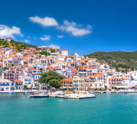 Vieille ville de l'île de Skiathos bord de mer dans les îles Sporades