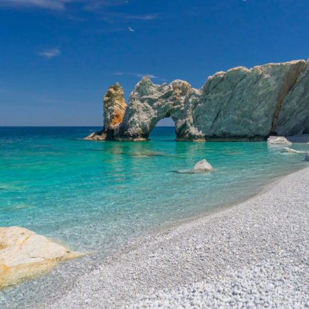 île de Skiathos île des Sporades avec plages de sables blond mer bleue azur