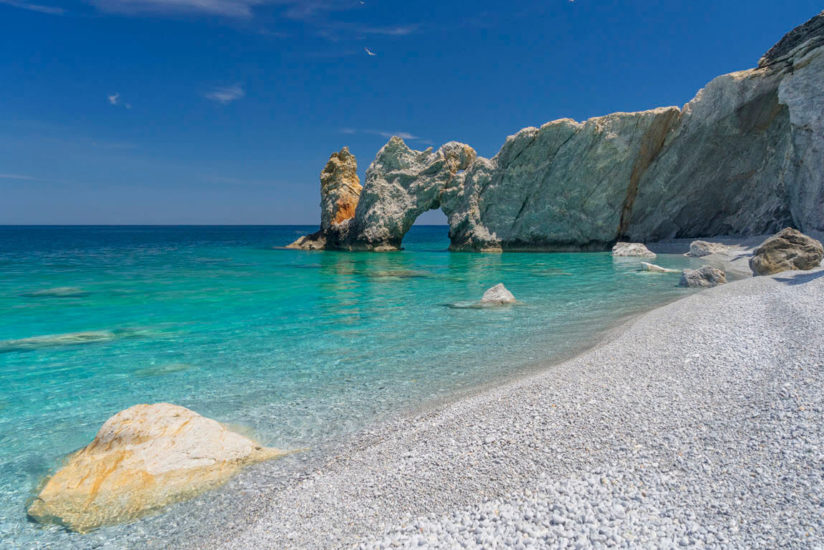 île de Skiathos île des Sporades avec plages de sables blond mer bleue azur