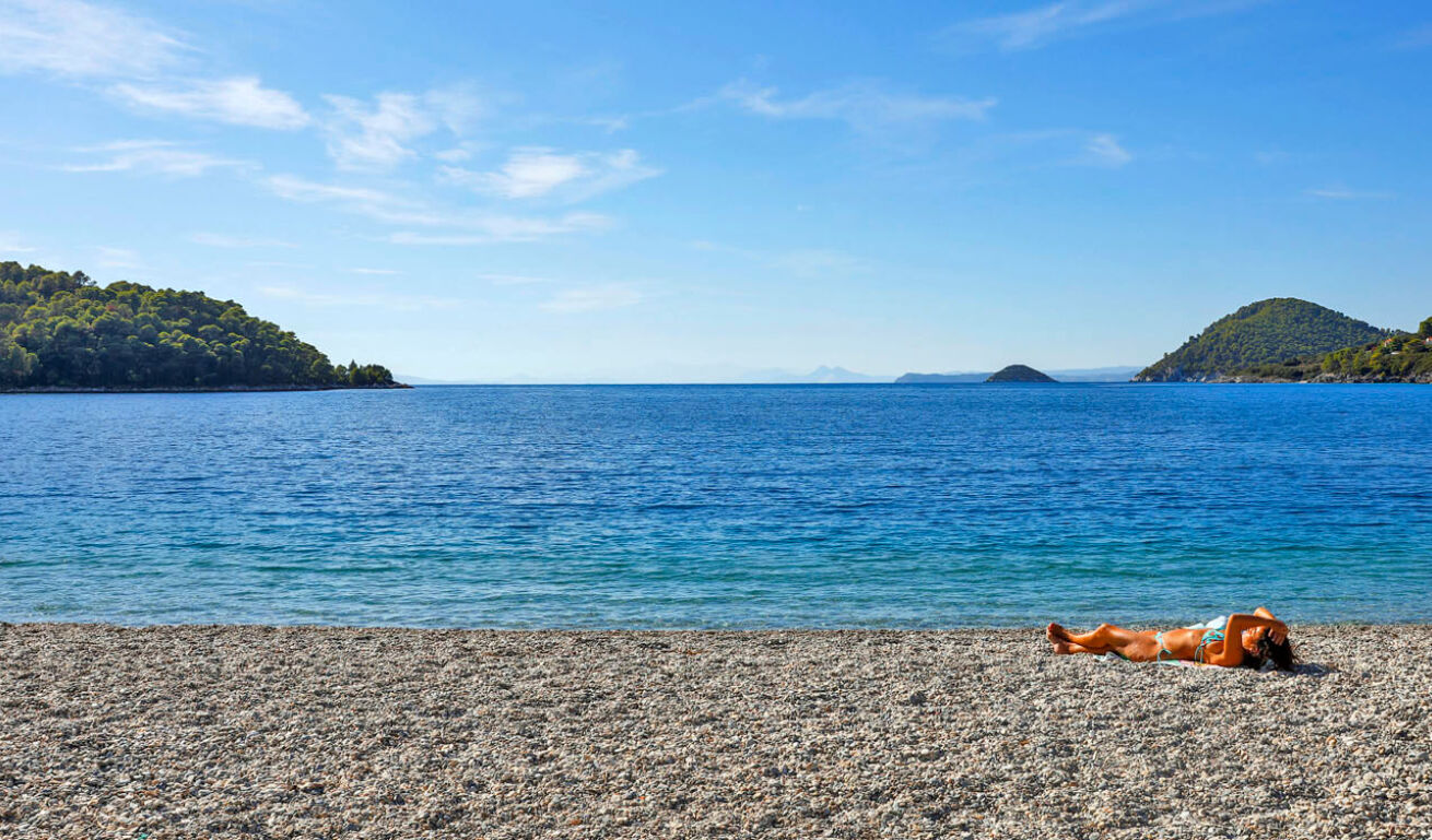 île de Skopelos île qui fait partie des îles Sporades avec mer et plages, nature authentique