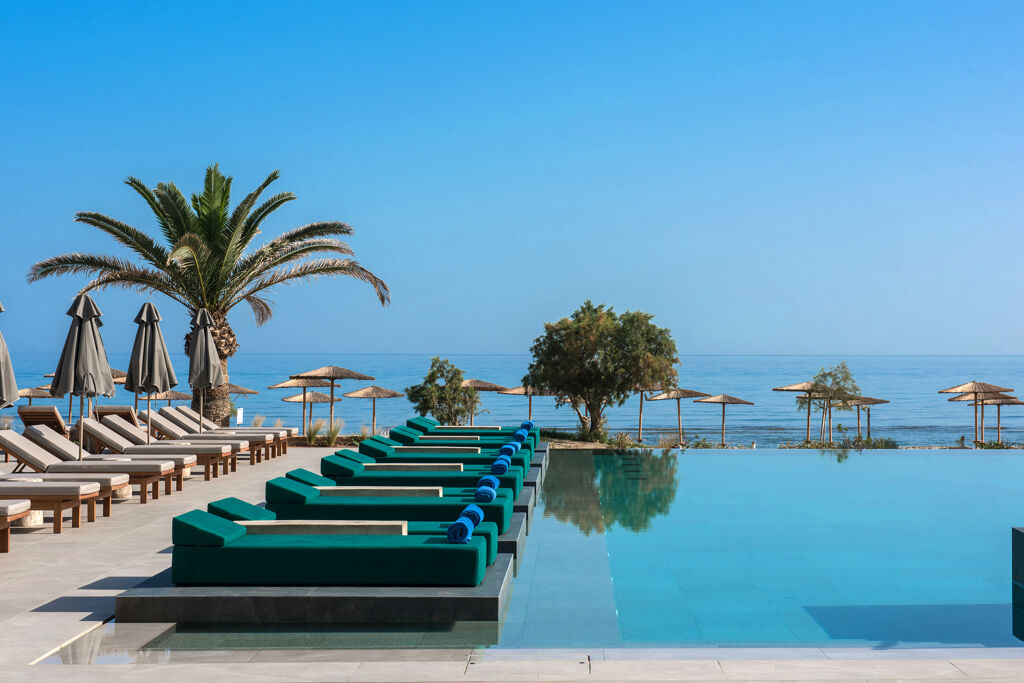 Piscine de l'hôtel Paralos Kosta Mare Resort à Anissaras en Crète
