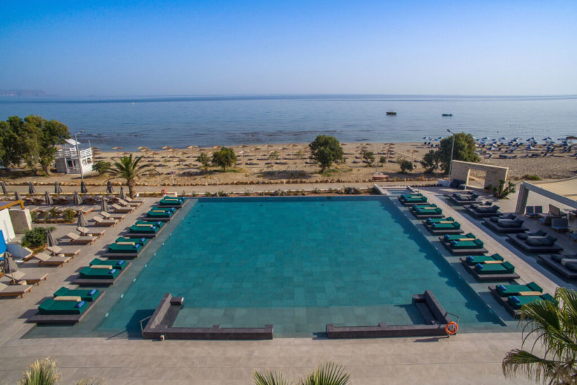 Piscine de l'hôtel Paralos Kosta Mare Resort front de mer situé en Crète du nord