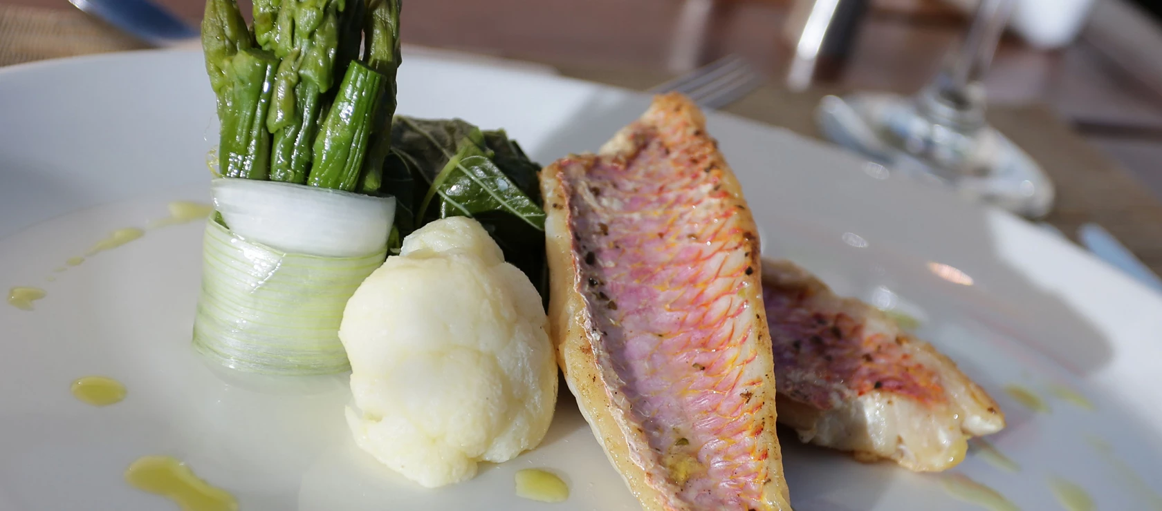 Restaurant poissons et fruits de mer à l'hôtel Paralos Kosta Mare Resort en Crète du nord bord de mer