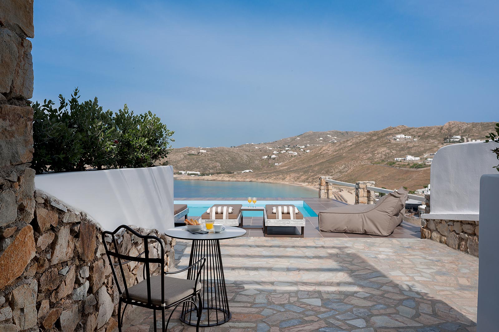Vue sur la mer et piscine de l'hôtel Cova Mykonos Suites