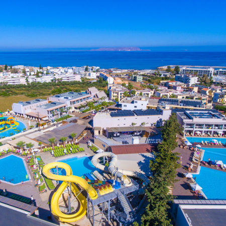 Vue générale de l'hôtel Gouves Waterpark Holidays hotel en Crète situé sur la côte nord de l'île