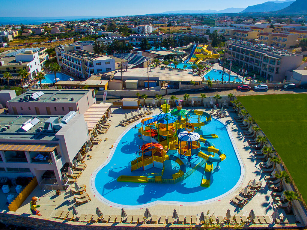 Vue générale du parc aquatique de l'hôtel Gouves Waterpark Resort 5étoiles situé sur la côte Nord de l'île de Crète en Grèce