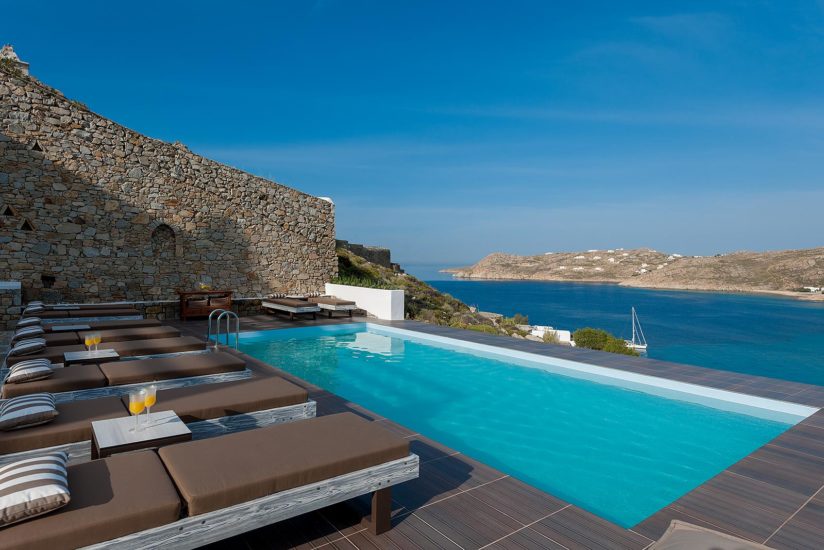 Vue sur la mer et piscine de l'hôtel Cova Mykonos Suites