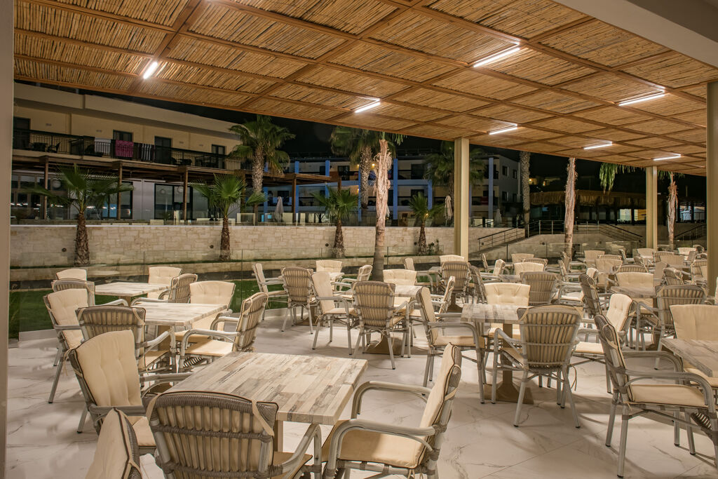 Restaurant principal à l'hôtel 5étoiles Gouves Waterpark Resort situé sur la côte nord de l'île de Crète en Grèce