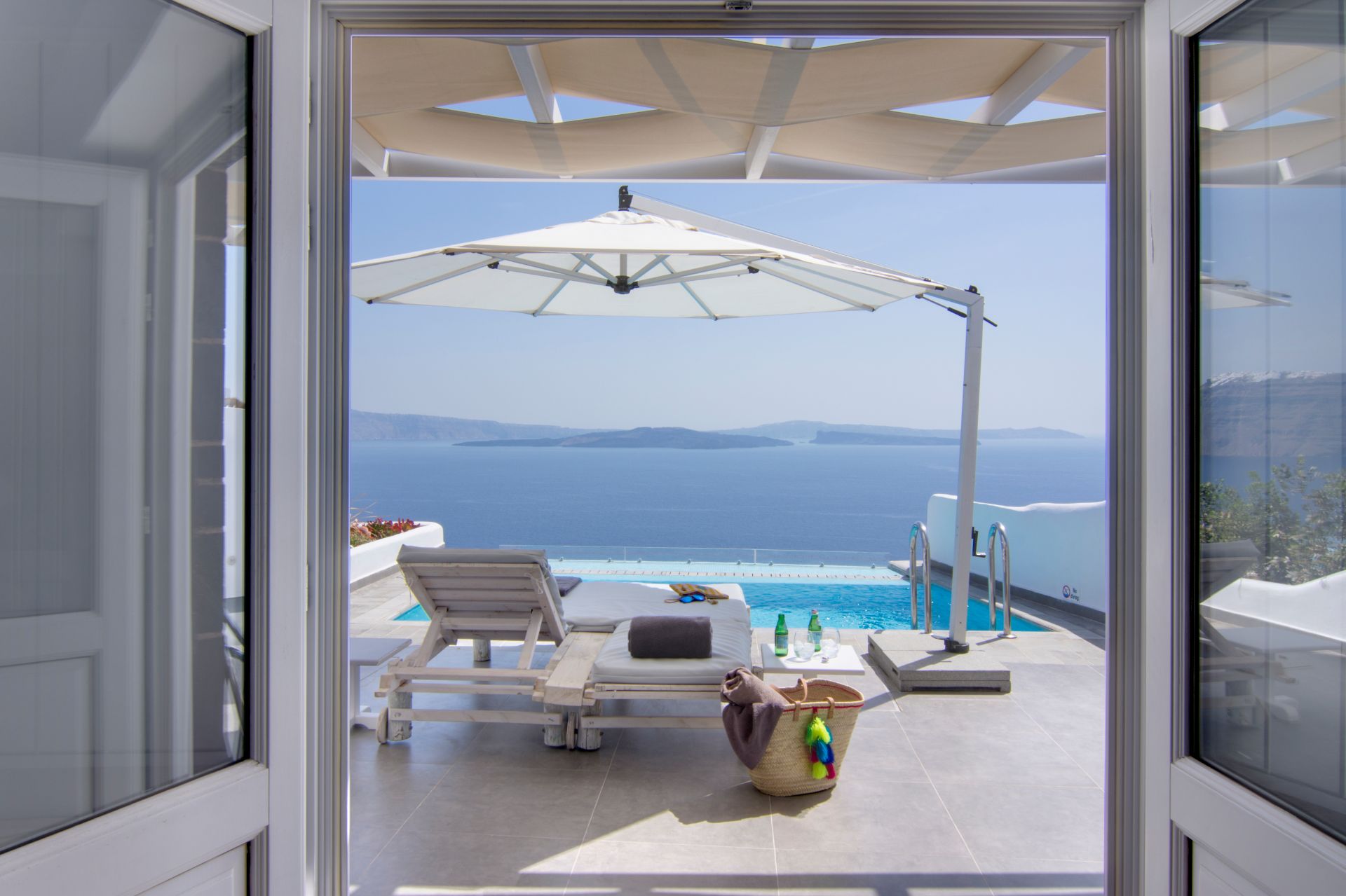 Grande chambre vue extérieure de l'hôtel Santorini Secret Suites & Spa en Grèce île Cyclades
