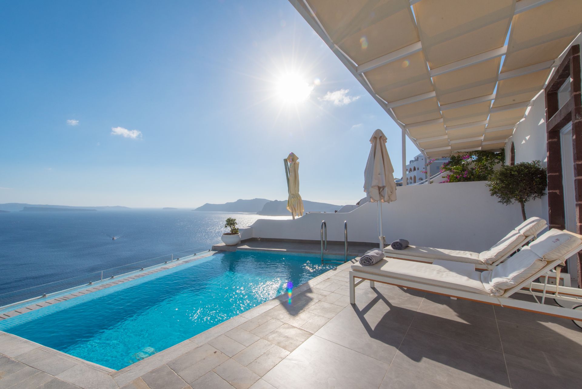 Chambre Honeymoon avec piscine privée de l'hôtel Santorini Secret Suites & Spa en Grèce île Cyclades