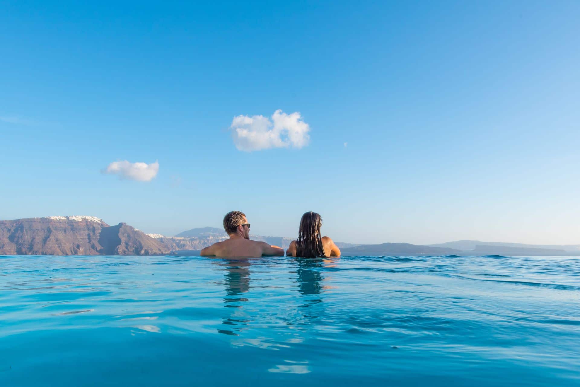 piscine à débordement de l'hôtel Santorini Secret Suites & Spa en Grèce île Cyclades